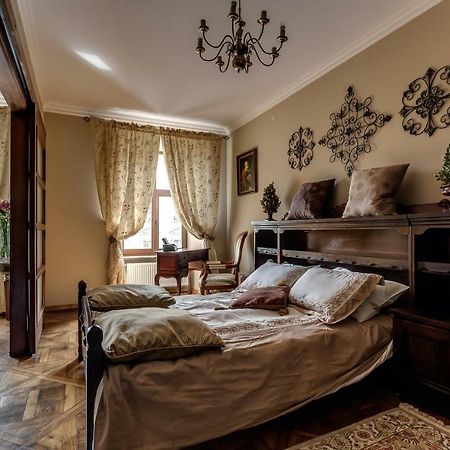 Apartment On Rynok Square Lviv Eksteriør billede