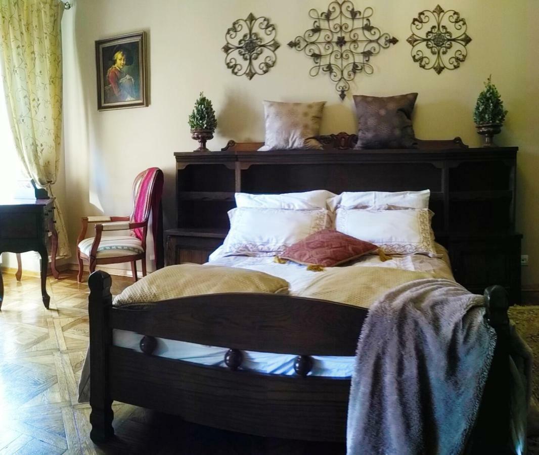Apartment On Rynok Square Lviv Eksteriør billede