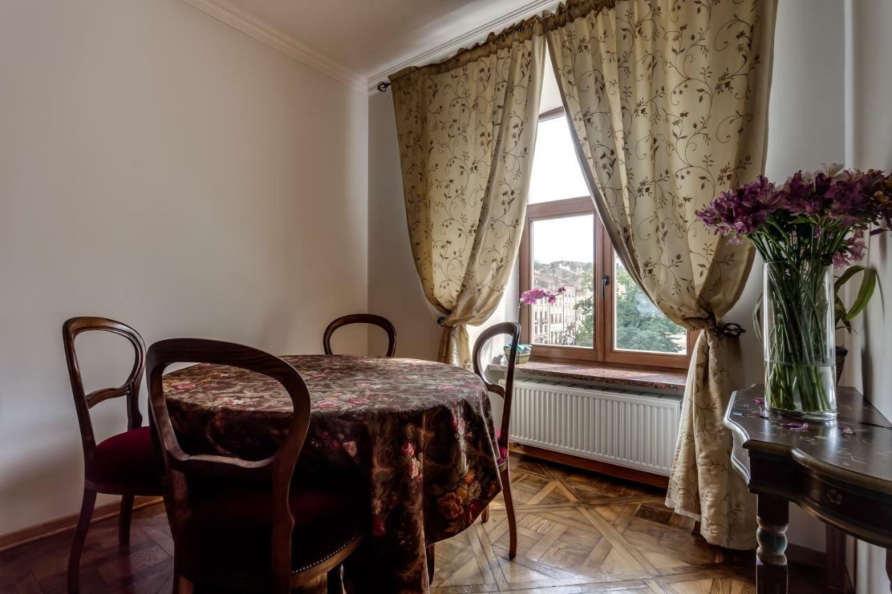 Apartment On Rynok Square Lviv Eksteriør billede