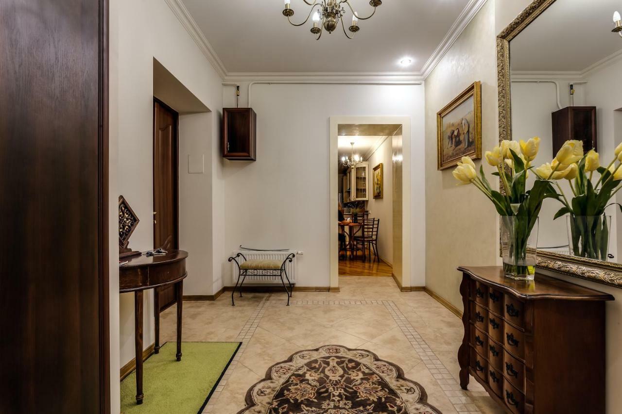 Apartment On Rynok Square Lviv Eksteriør billede