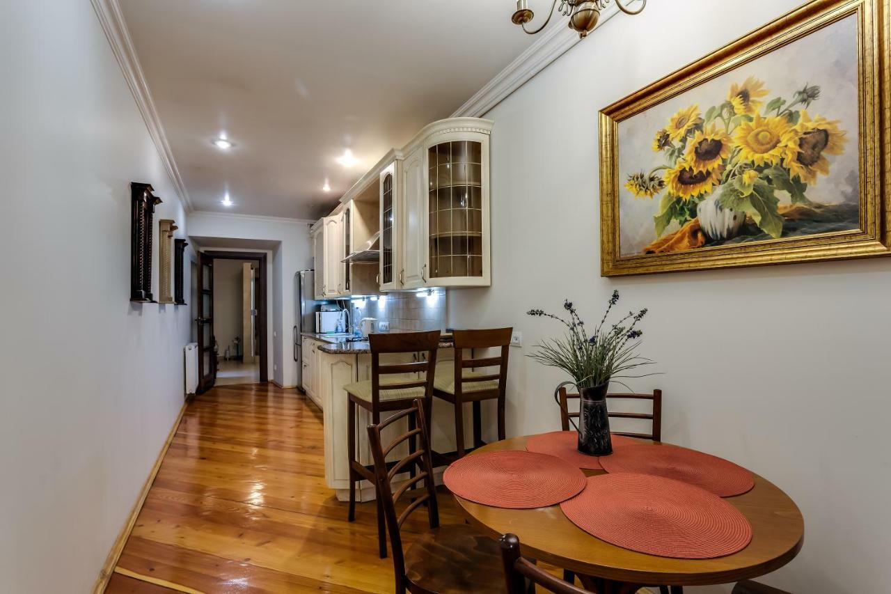 Apartment On Rynok Square Lviv Eksteriør billede