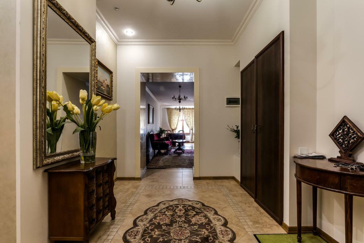 Apartment On Rynok Square Lviv Eksteriør billede